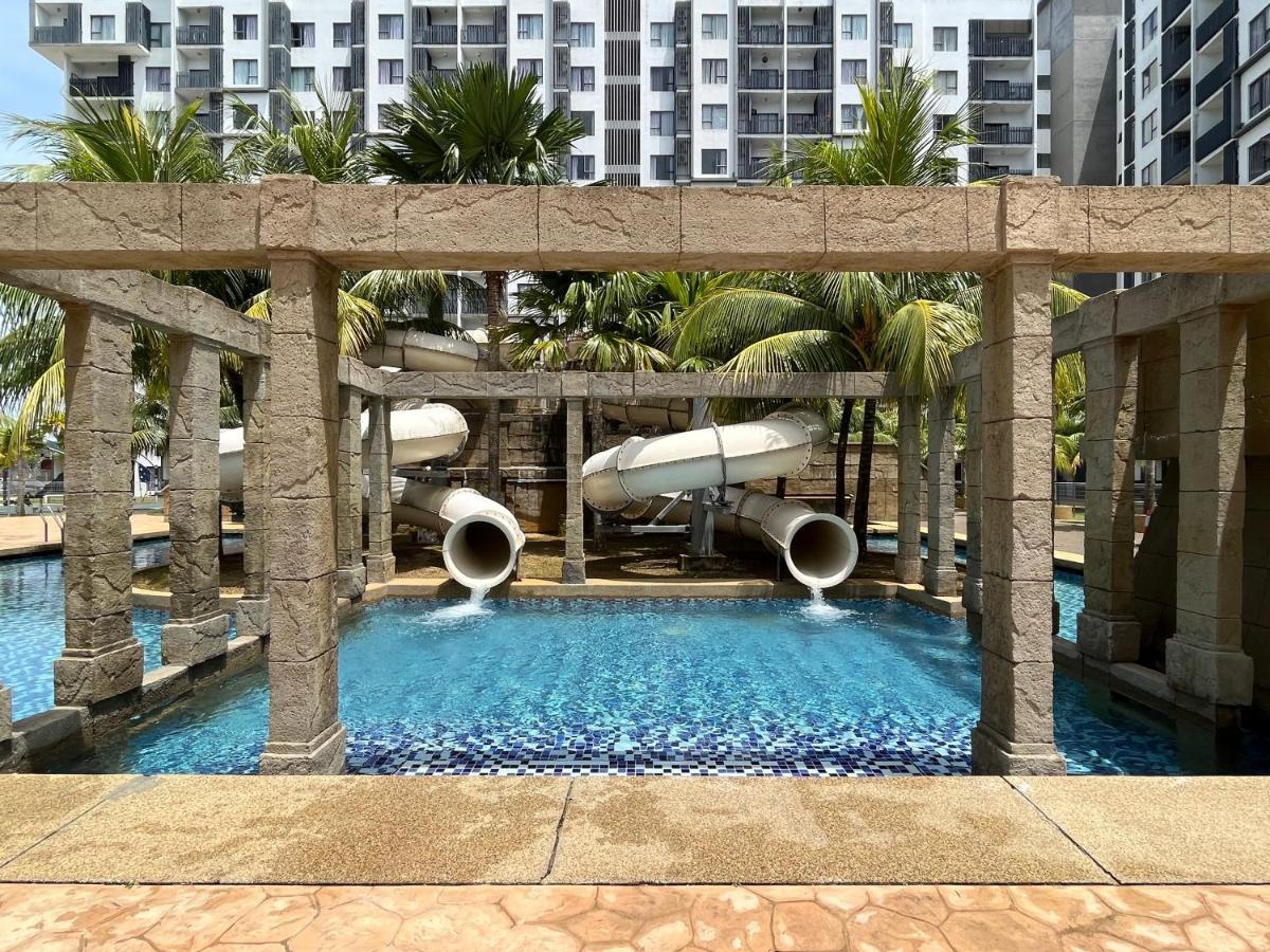 Sg Resort Residence - Beach & Waterpark Kuantan Buitenkant foto